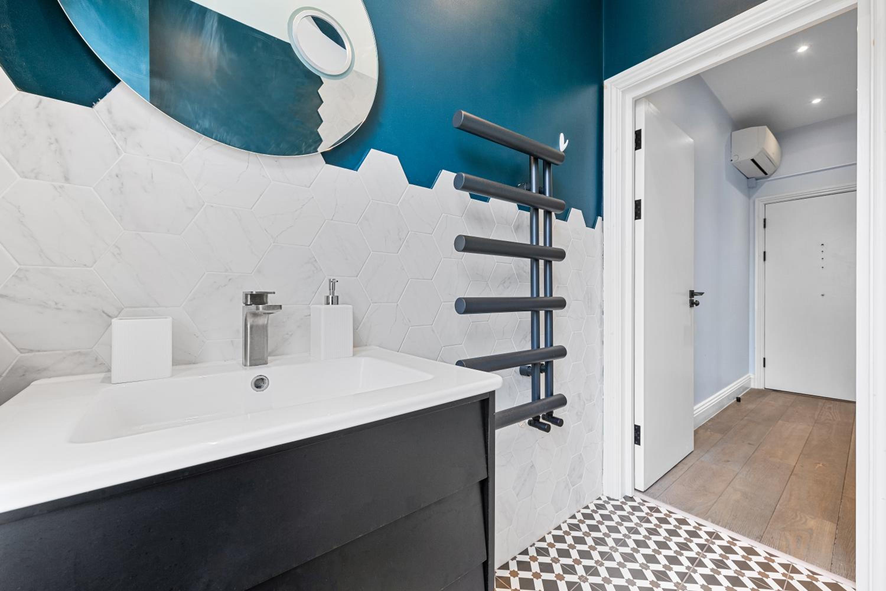 Stunning 1 bedroom in Westminster with AC sleeps 4