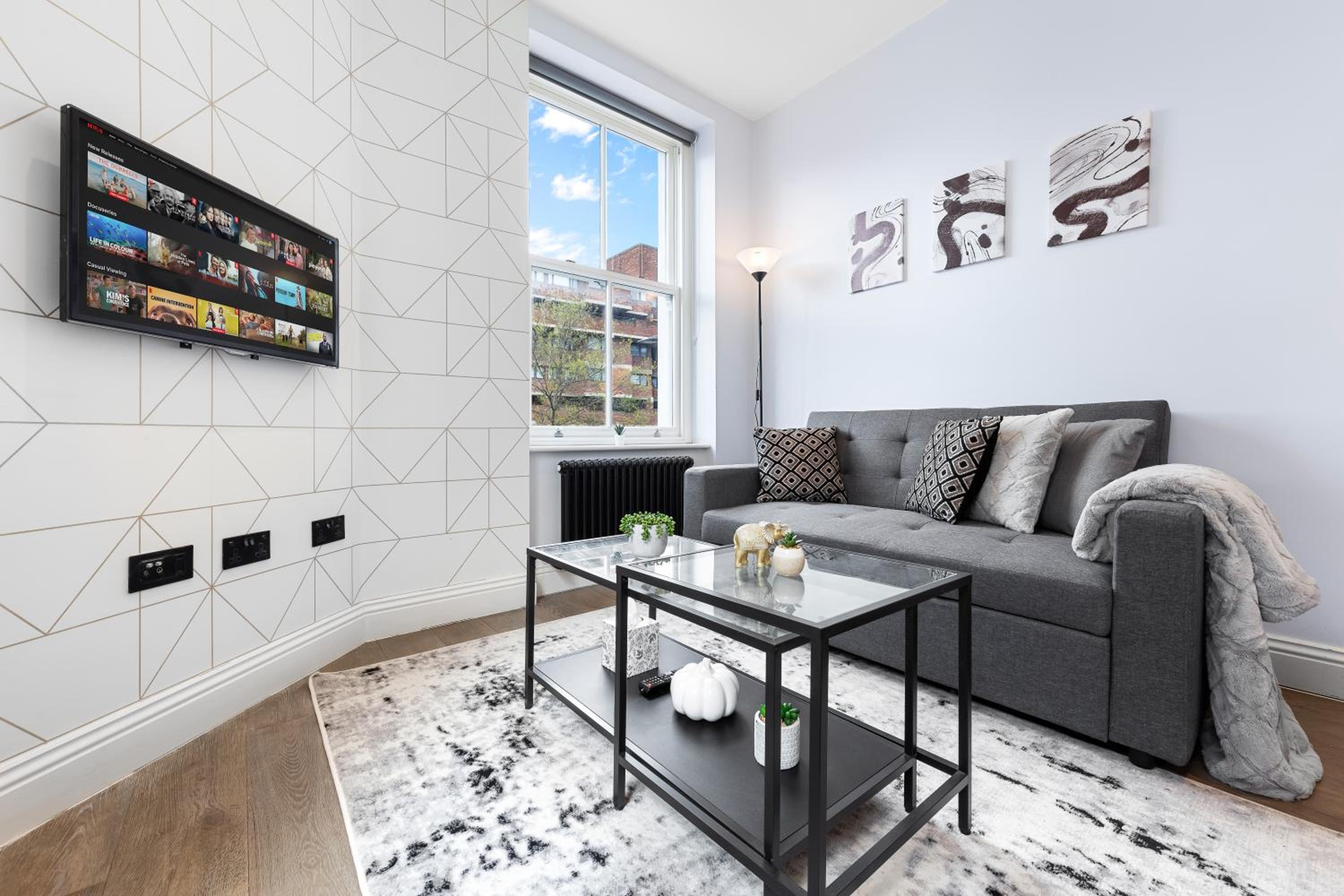 Stunning 1 bedroom in Westminster with AC sleeps 4