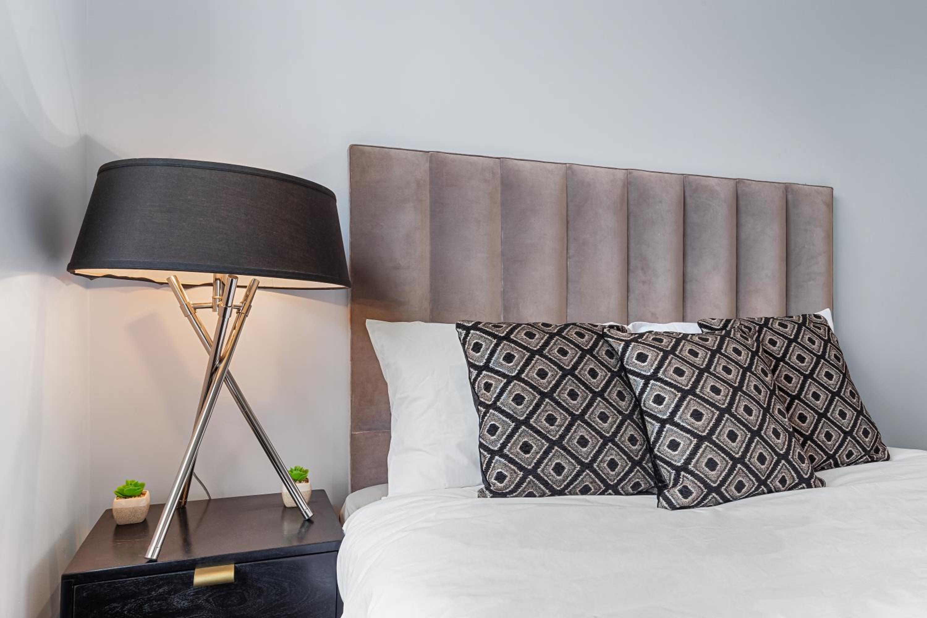 Stunning 1 bedroom in Westminster with AC sleeps 4