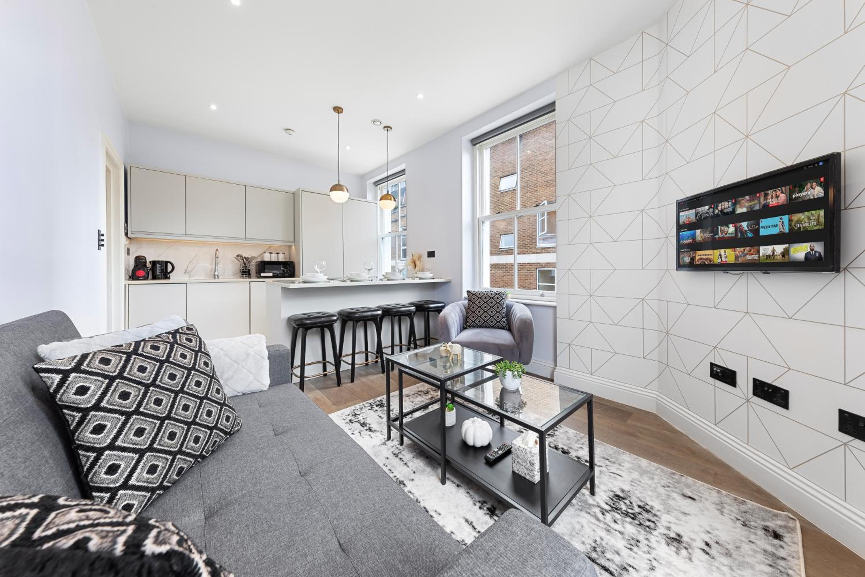 Stunning 1 bedroom in Westminster with AC sleeps 4
