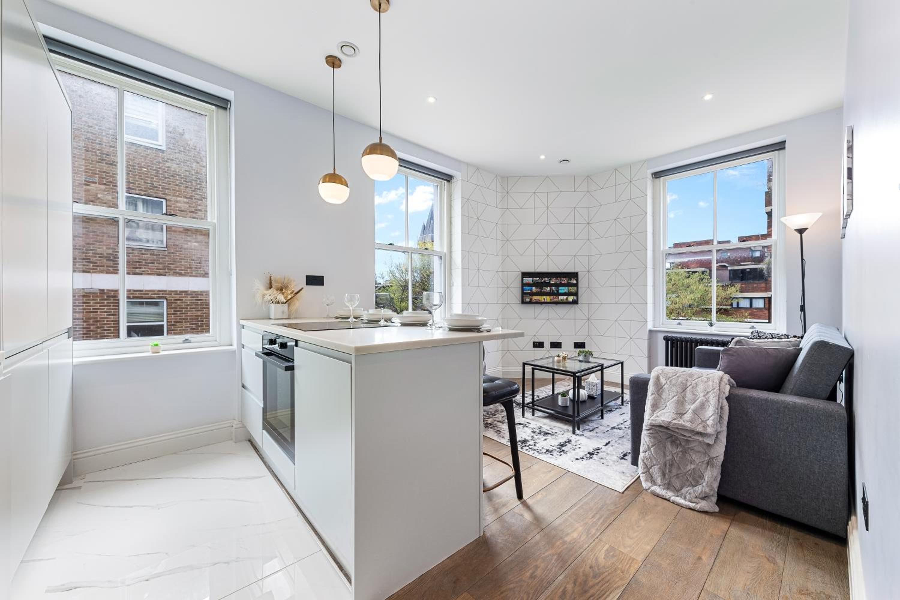 Stunning 1 bedroom in Westminster with AC sleeps 4