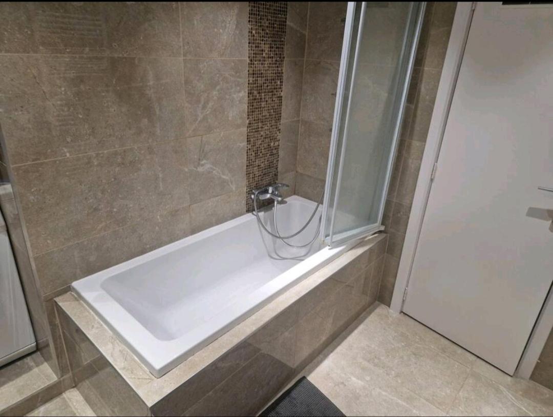 Bright and cozy room close to airport moyen