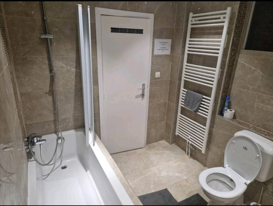 Bright and cozy room close to airport moyen