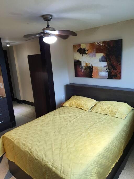 R.1114 Estudio ejecutivo privado, con cocina y baño. view 3