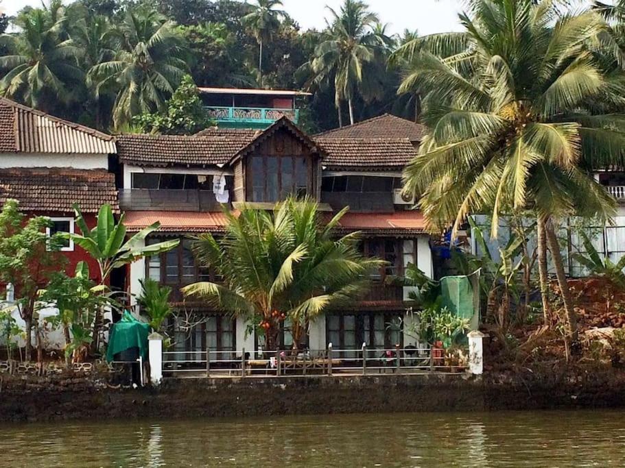 WOODEN CHALET ON THE RIVER BANKS