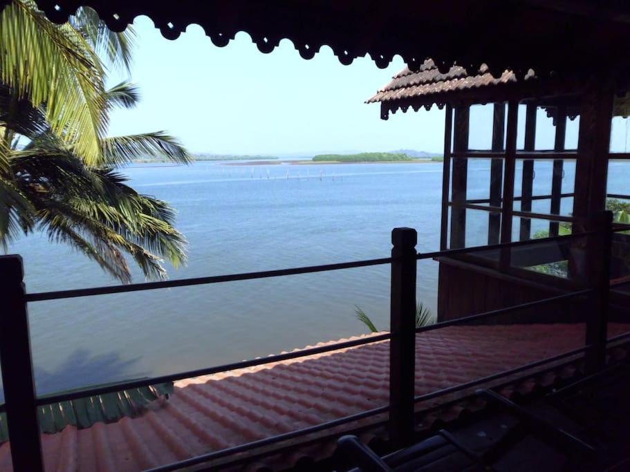 WOODEN CHALET ON THE RIVER BANKS