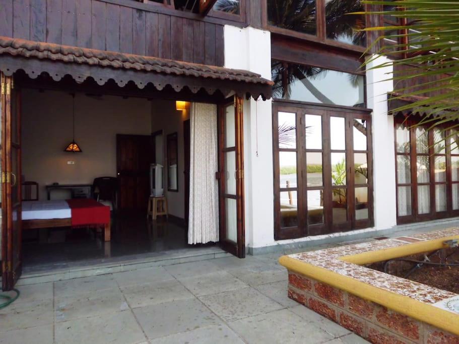 WOODEN CHALET ON THE RIVER BANKS