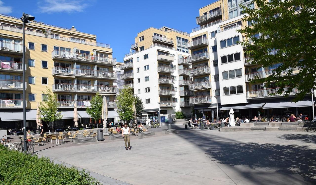 City center flat with balcony & free parking view 5