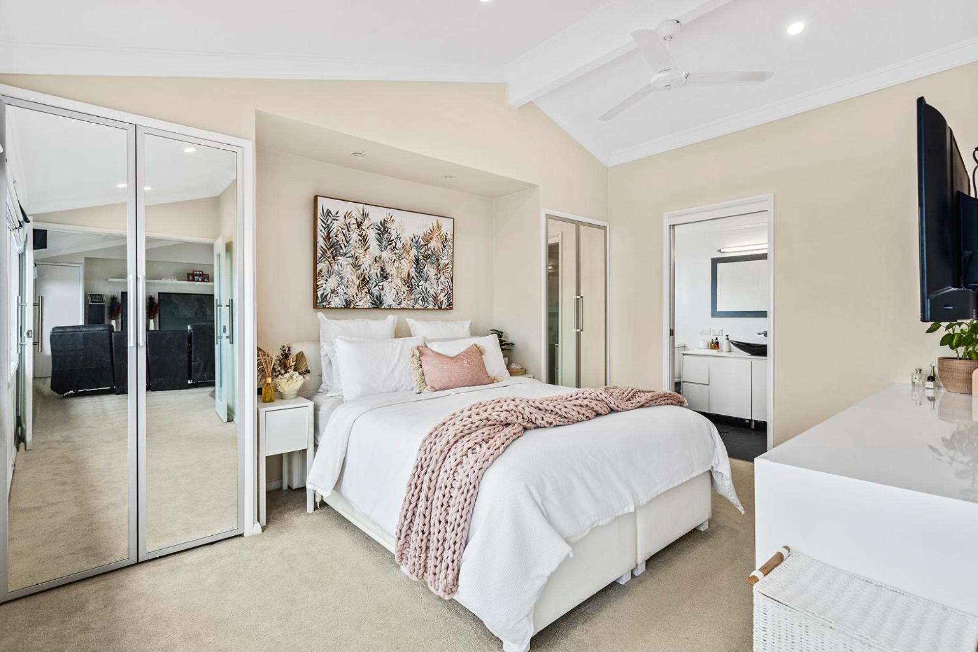 HEATed Pool, Lake & Beach, Luxury 5 B/R House