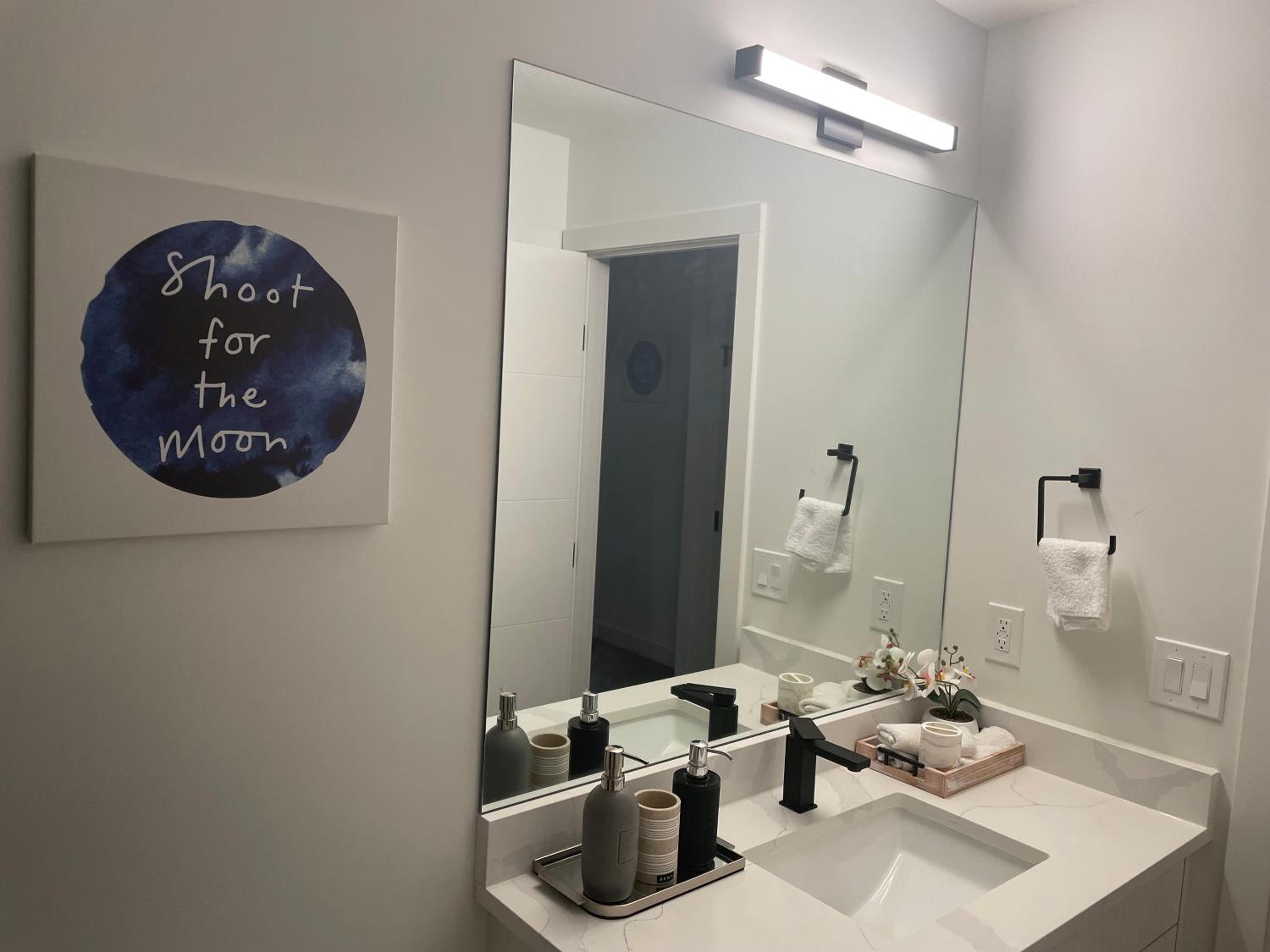 Emerald Suite with 2 beds - 10 minutes from downtown