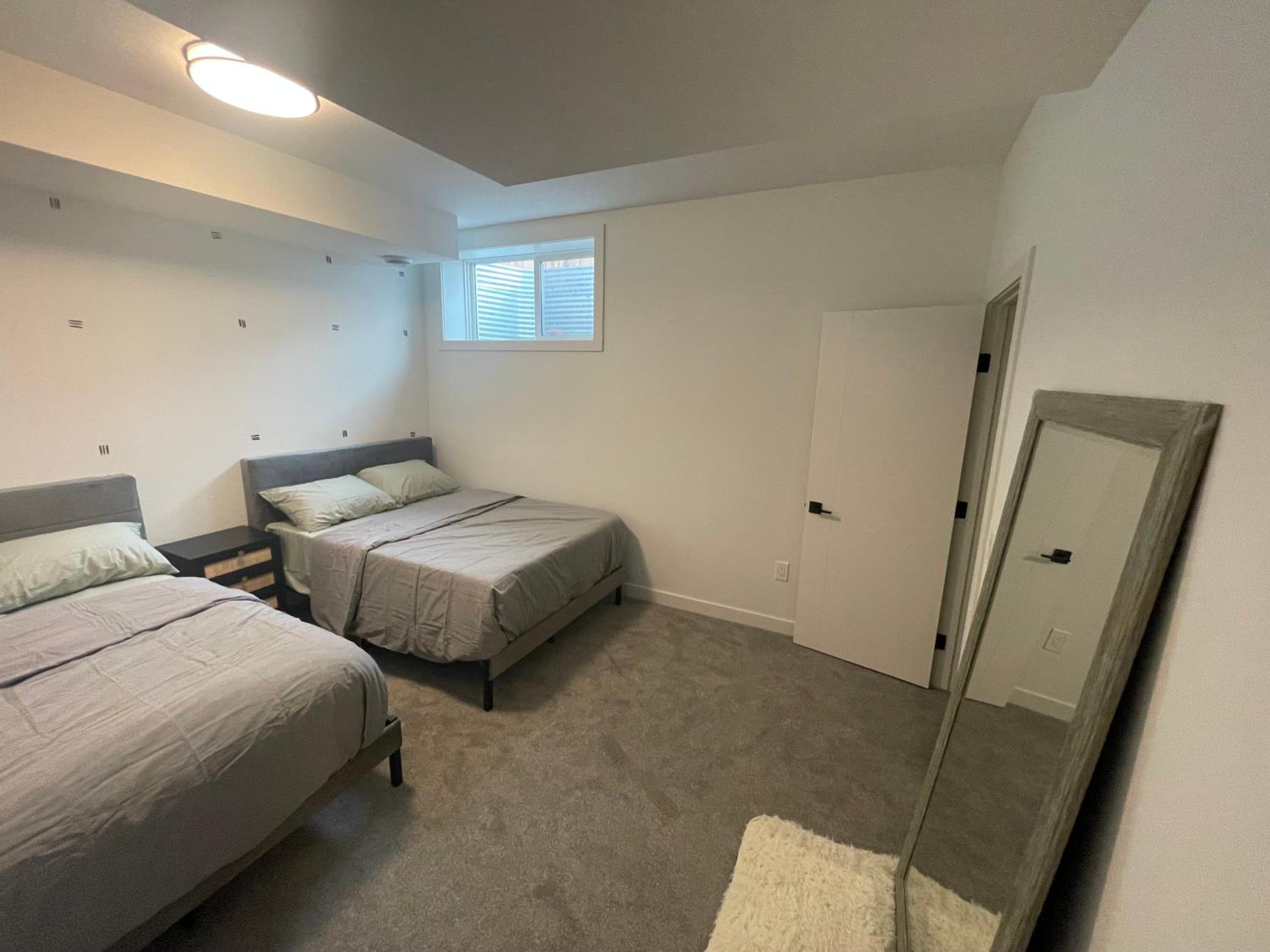 Emerald Suite with 2 beds - 10 minutes from downtown