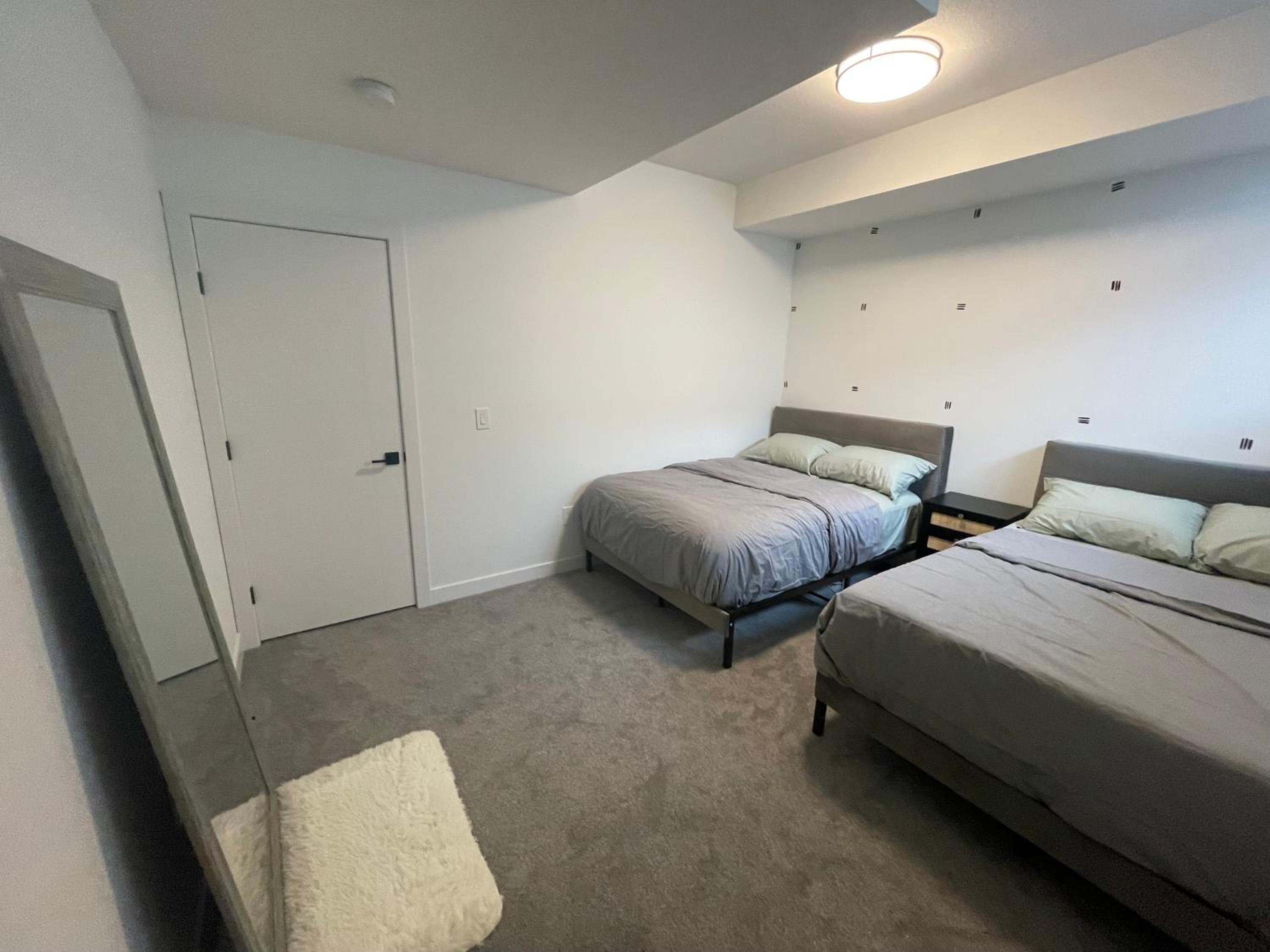 Emerald Suite with 2 beds - 10 minutes from downtown