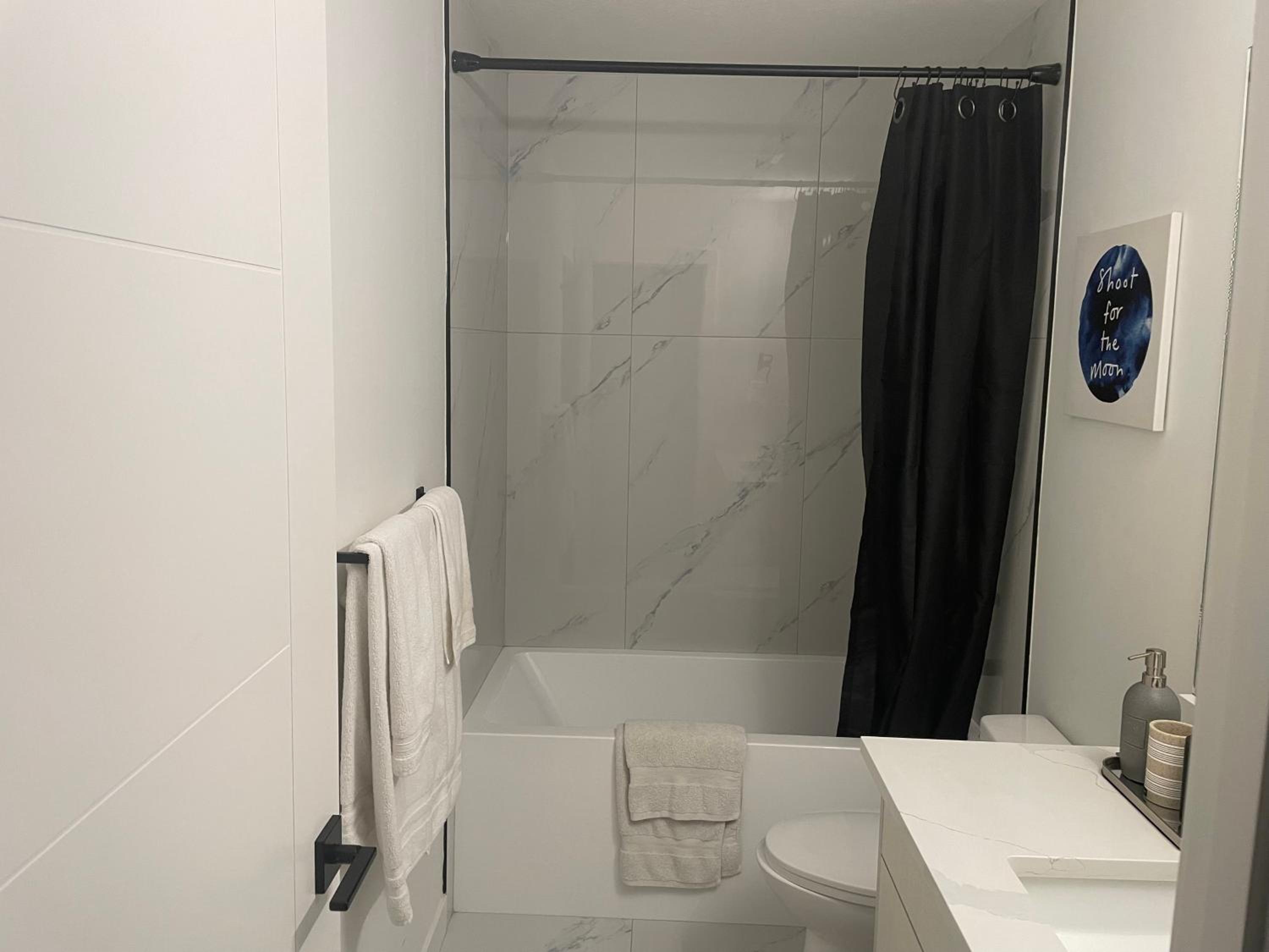 Emerald Suite with 2 beds - 10 minutes from downtown