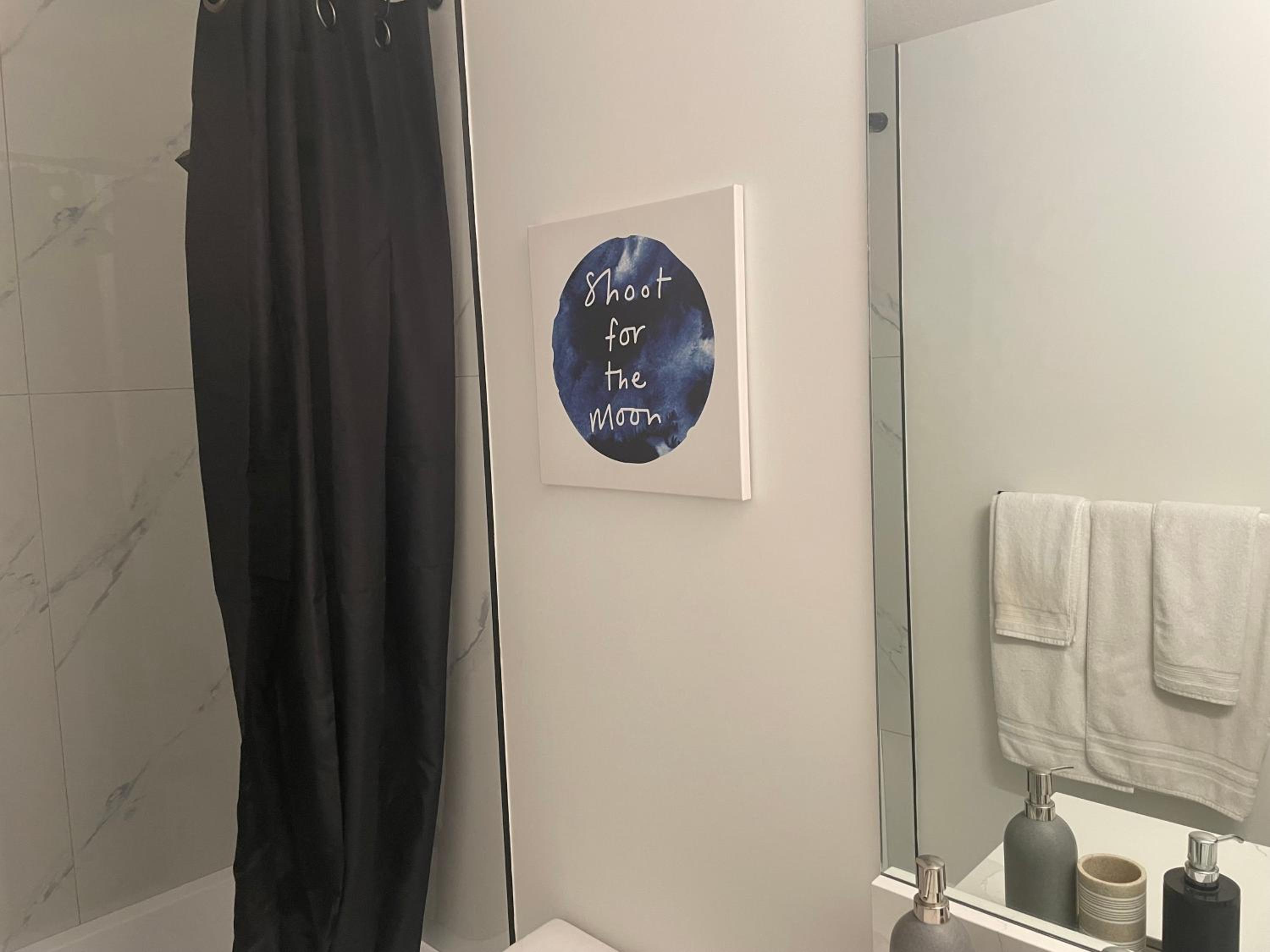Emerald Suite with 2 beds - 10 minutes from downtown