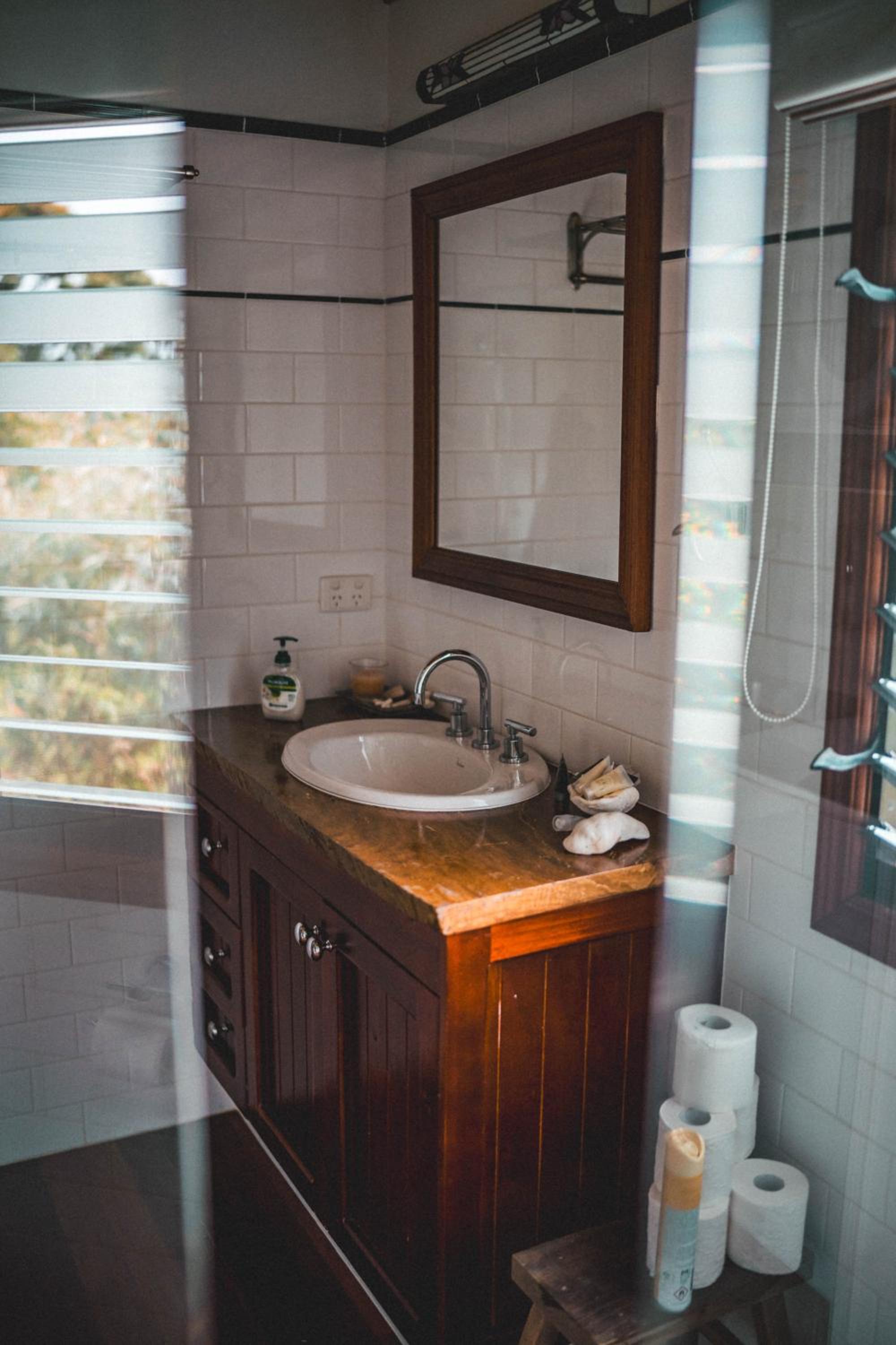 Luxurious Hinterland Guest House with HEATED POOL Sleeps 10 Brisbane Scenic Rim Gold Coast