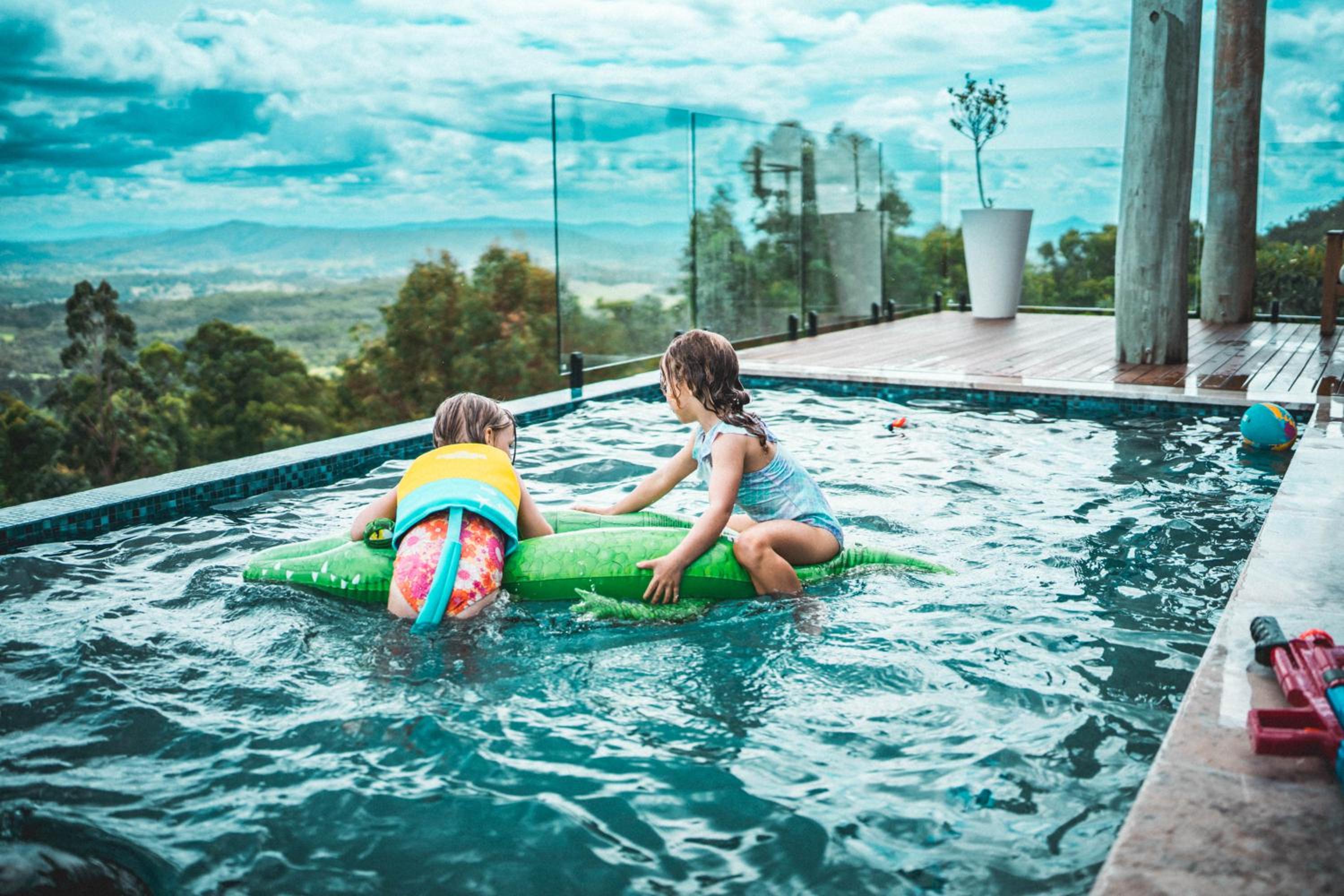 Luxurious Hinterland Guest House with HEATED POOL Sleeps 10 Brisbane Scenic Rim Gold Coast
