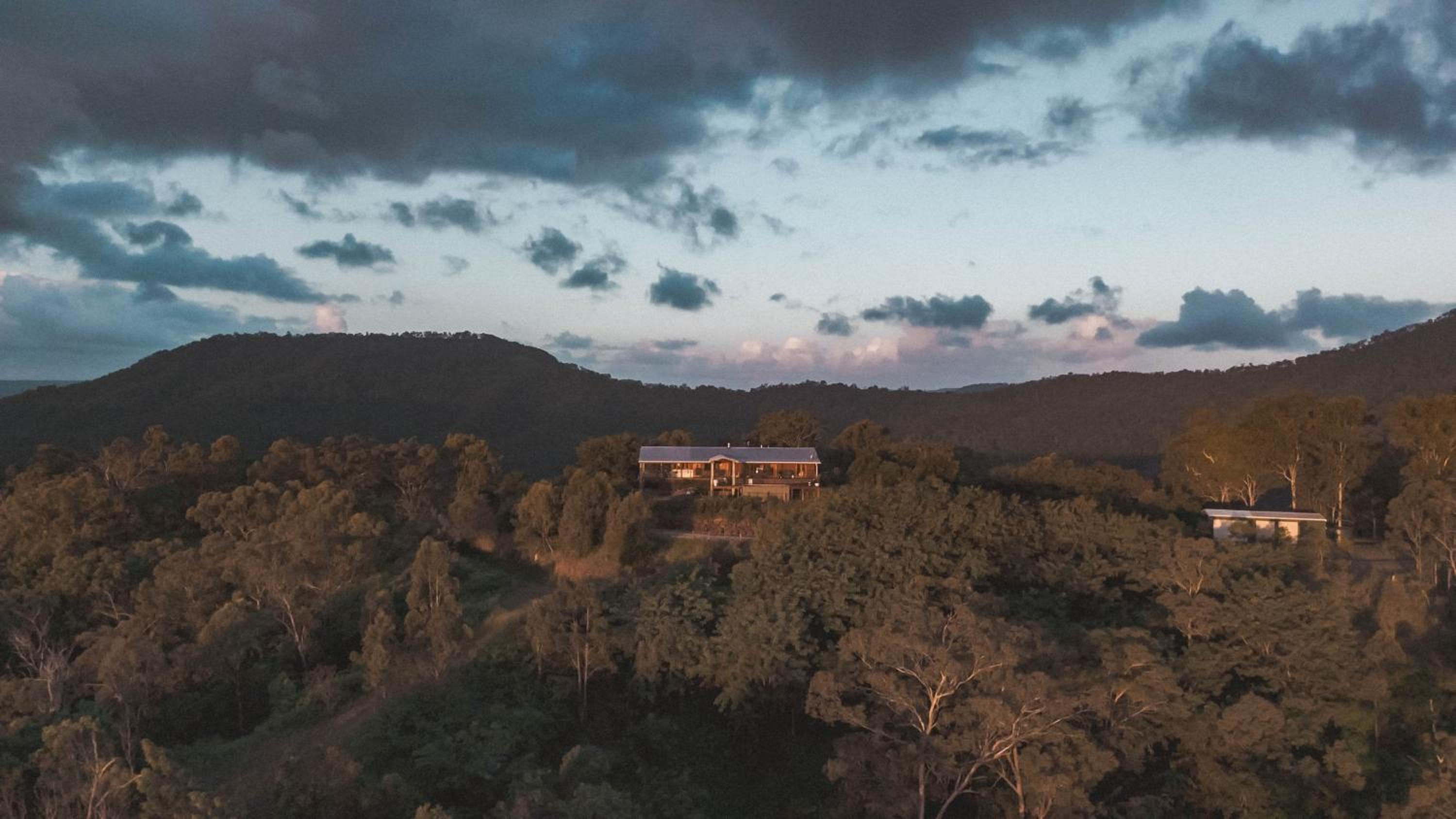 Luxurious Hinterland Guest House with HEATED POOL Sleeps 10 Brisbane Scenic Rim Gold Coast