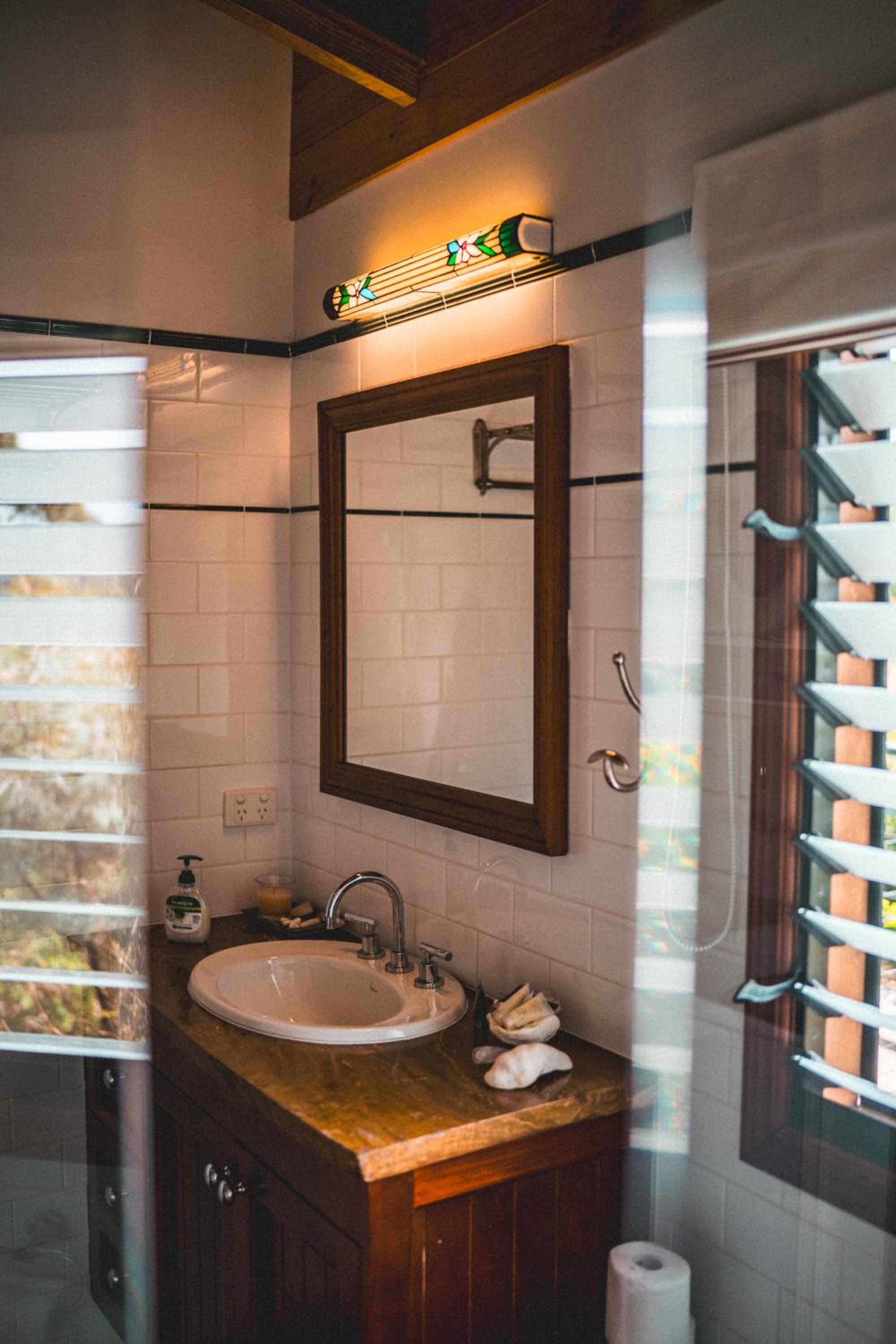 Luxurious Hinterland Guest House with HEATED POOL Sleeps 10 Brisbane Scenic Rim Gold Coast
