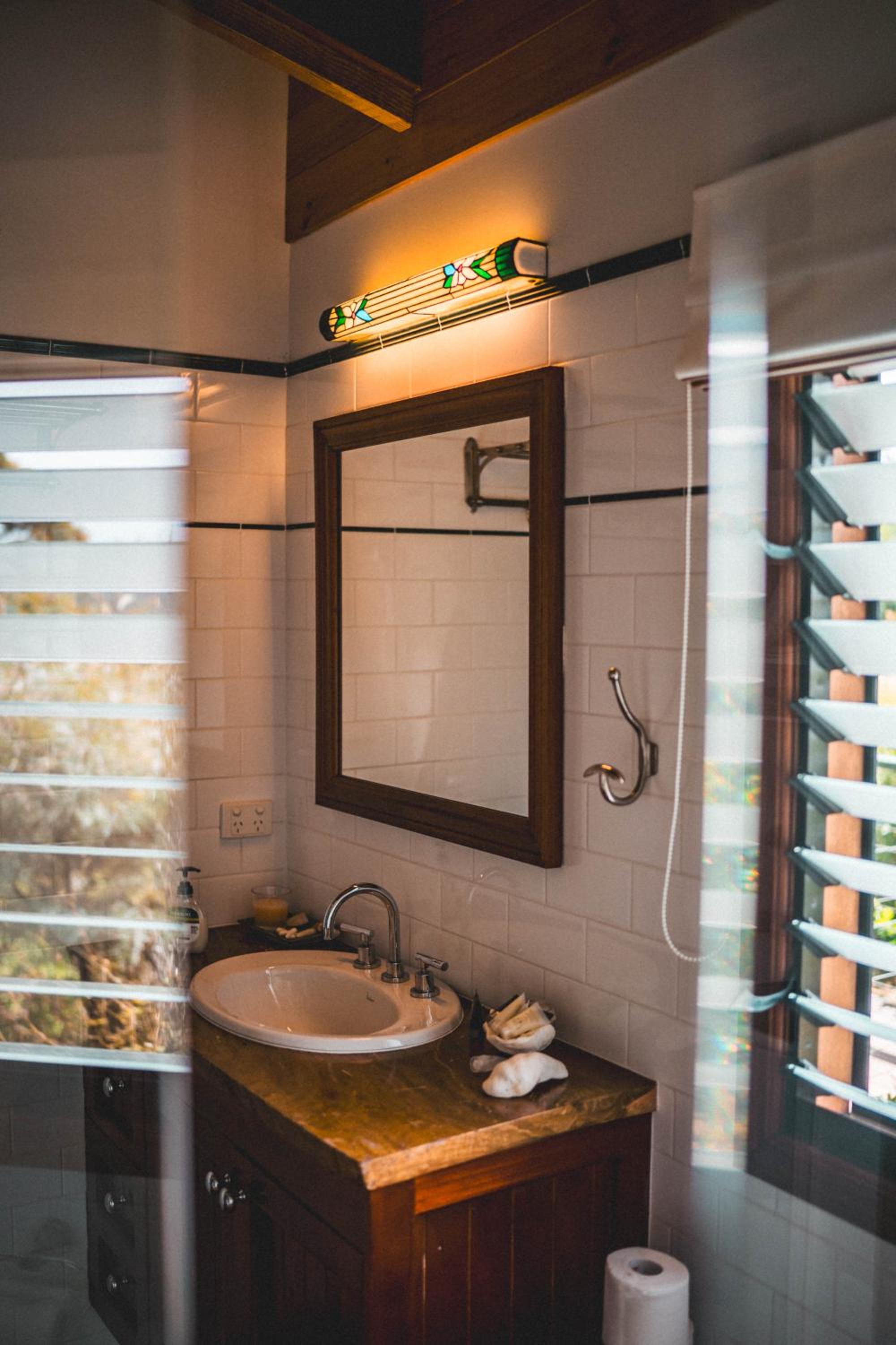 Luxurious Hinterland Guest House with HEATED POOL Sleeps 10 Brisbane Scenic Rim Gold Coast