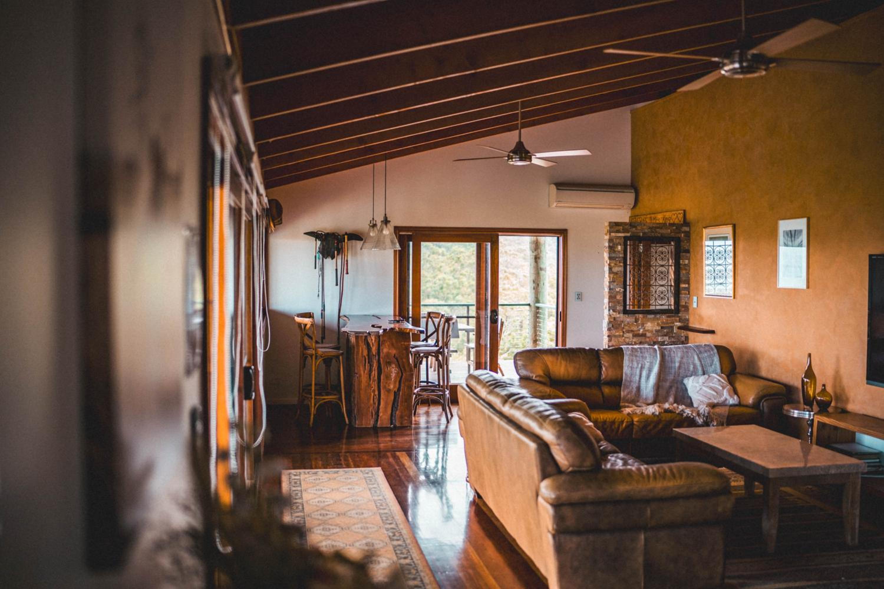 Luxurious Hinterland Guest House with HEATED POOL Sleeps 10 Brisbane Scenic Rim Gold Coast
