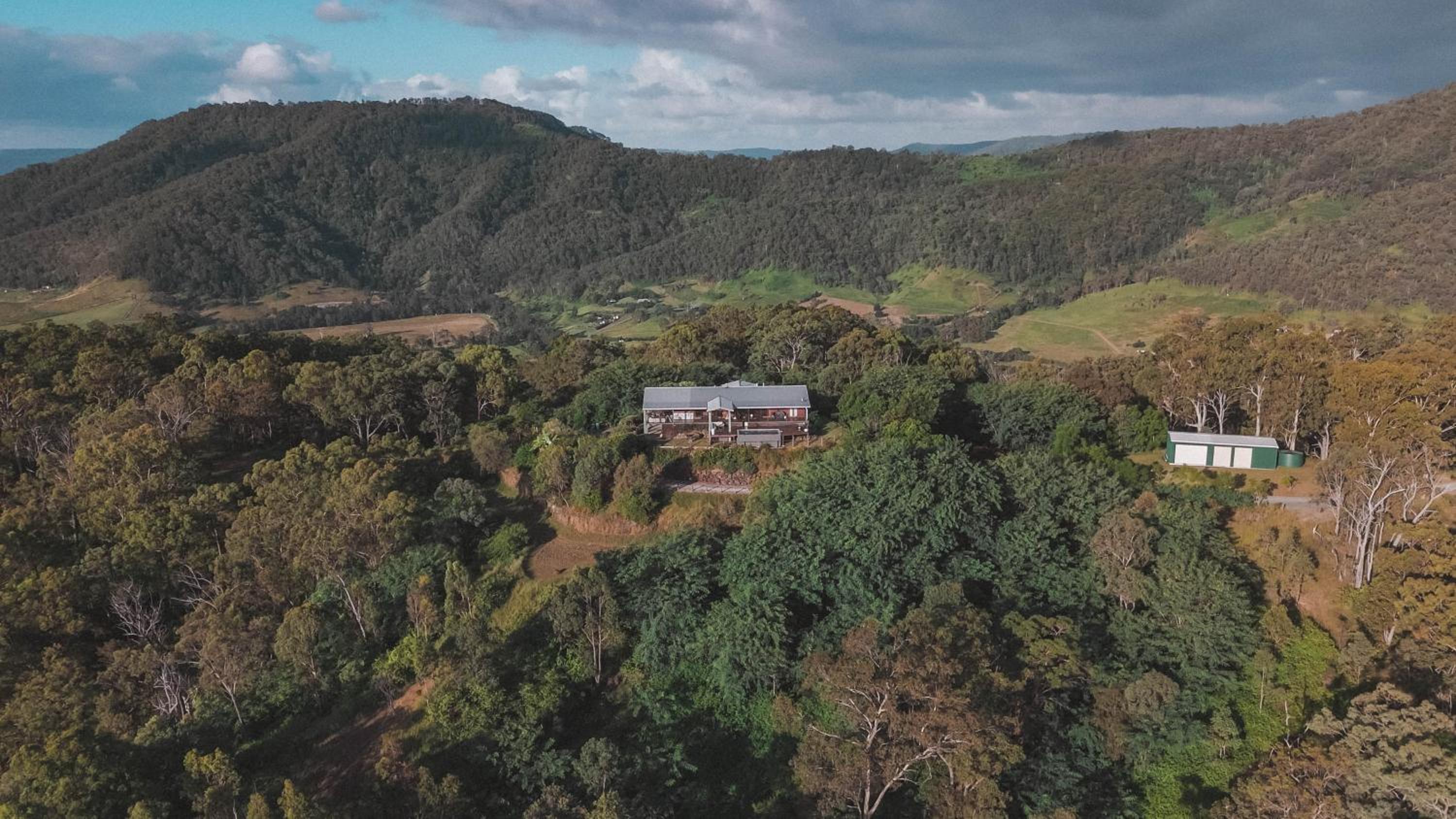Luxurious Hinterland Guest House with HEATED POOL Sleeps 10 Brisbane Scenic Rim Gold Coast