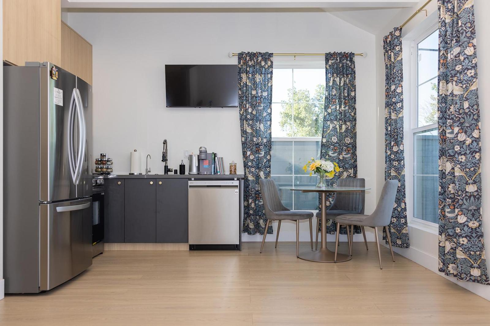 Hollywood Family Nest in Burbank, Steps to Studios!