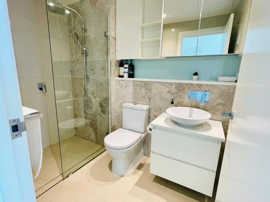 Fascinating waterview 2 bedrooms condo (Parking)
