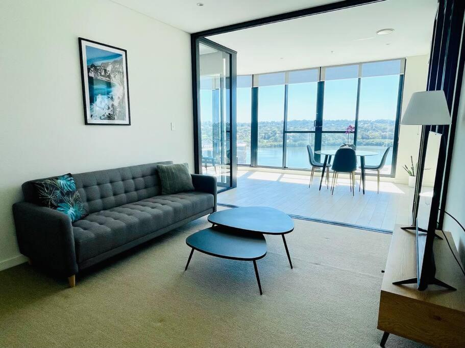 Fascinating waterview 2 bedrooms condo (Parking)