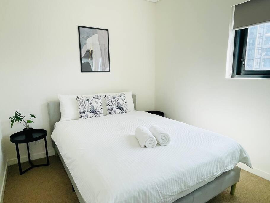Fascinating waterview 2 bedrooms condo (Parking)
