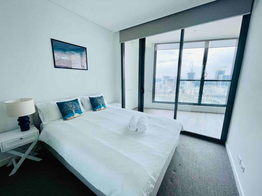 Luxious Startling waterview highrise Condo