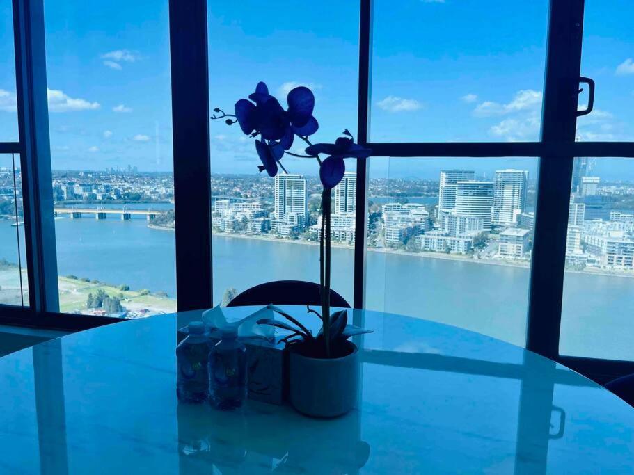 Luxious Startling waterview highrise Condo