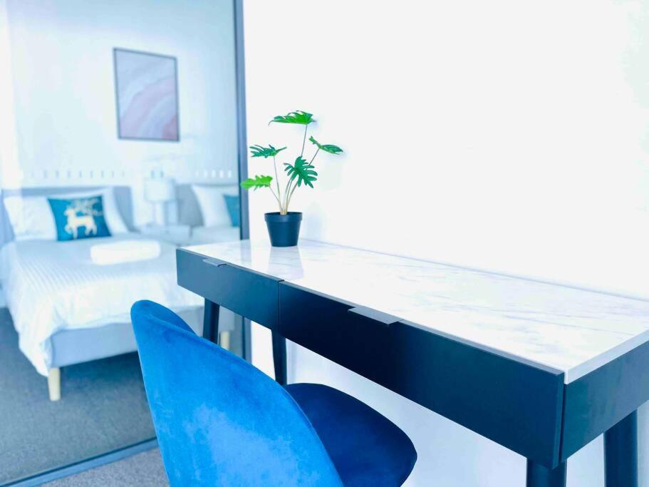 Luxious Startling waterview highrise Condo