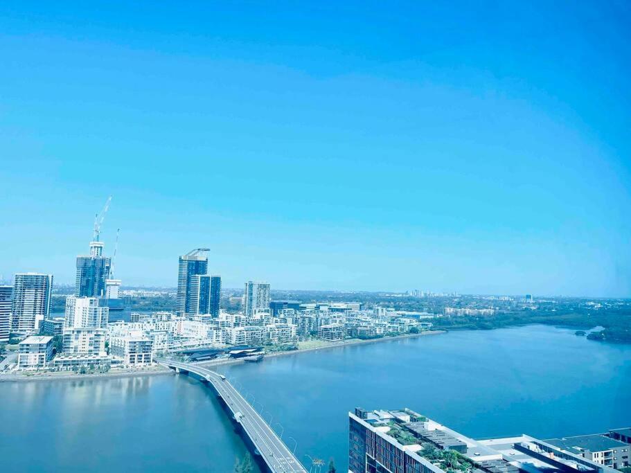 Luxious Startling waterview highrise Condo
