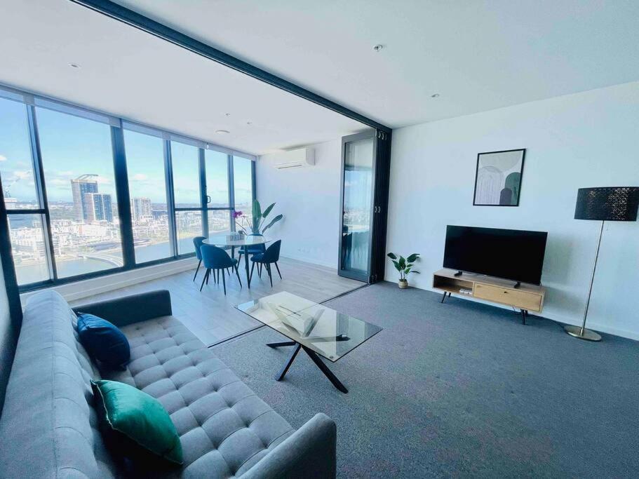 Luxious Startling waterview highrise Condo