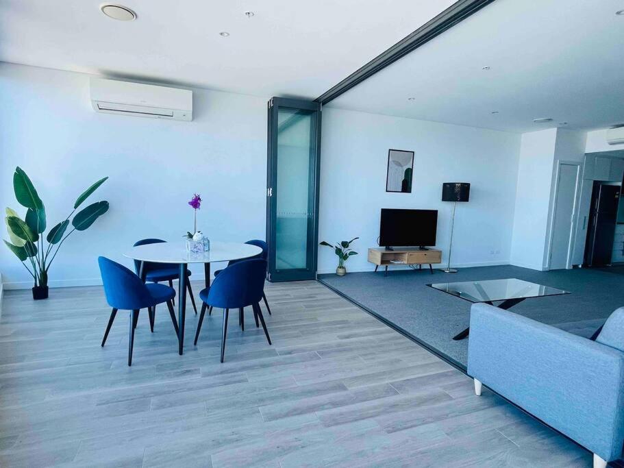 Luxious Startling waterview highrise Condo
