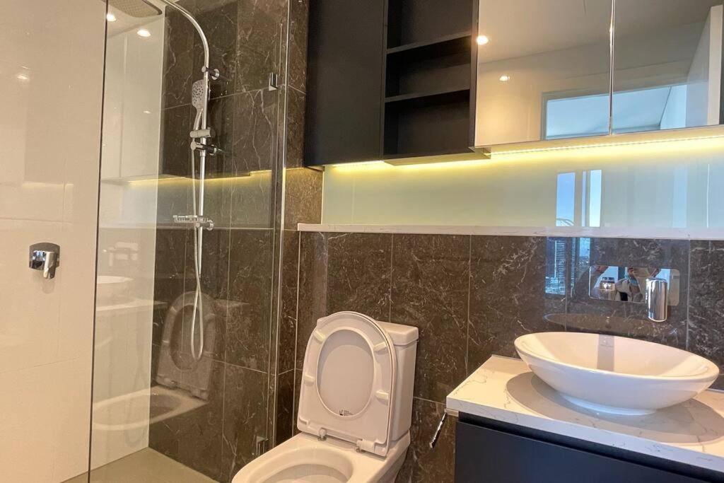 Luxious Startling waterview highrise Condo