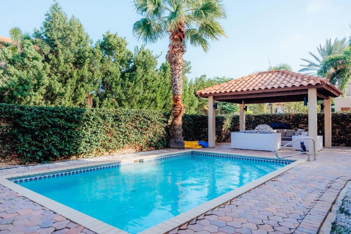 Gold coast elegance with private pool