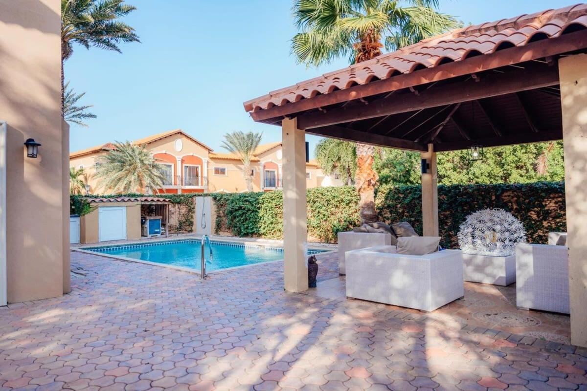 Gold coast elegance with private pool