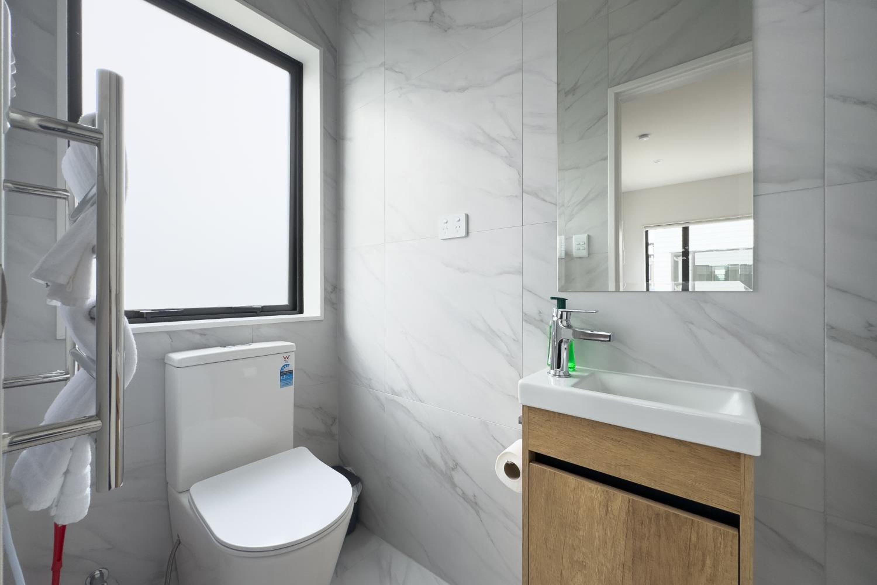 Cozy One-Bedroom Getaway in Takanini view 2
