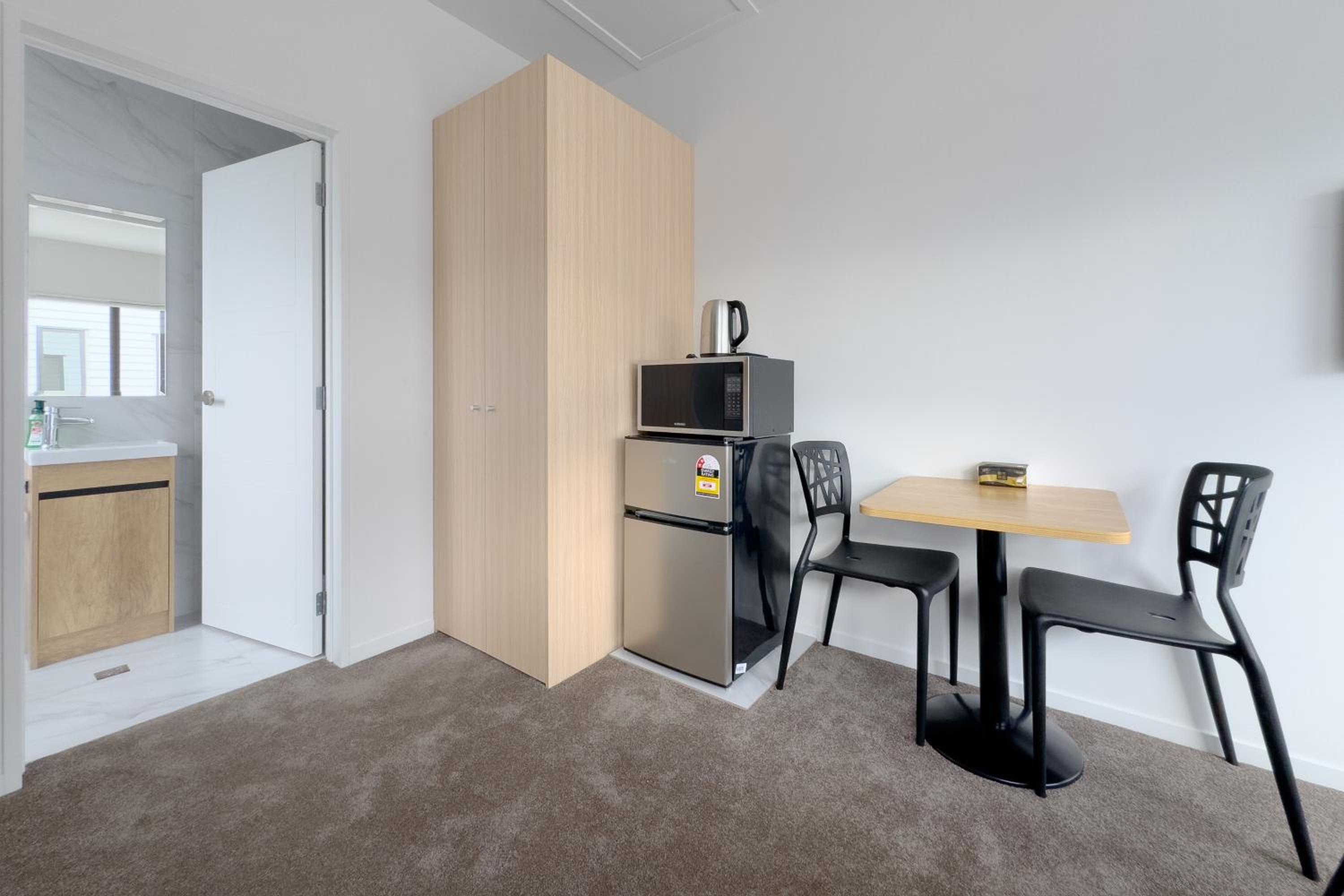 Cozy One-Bedroom Getaway in Takanini view 3