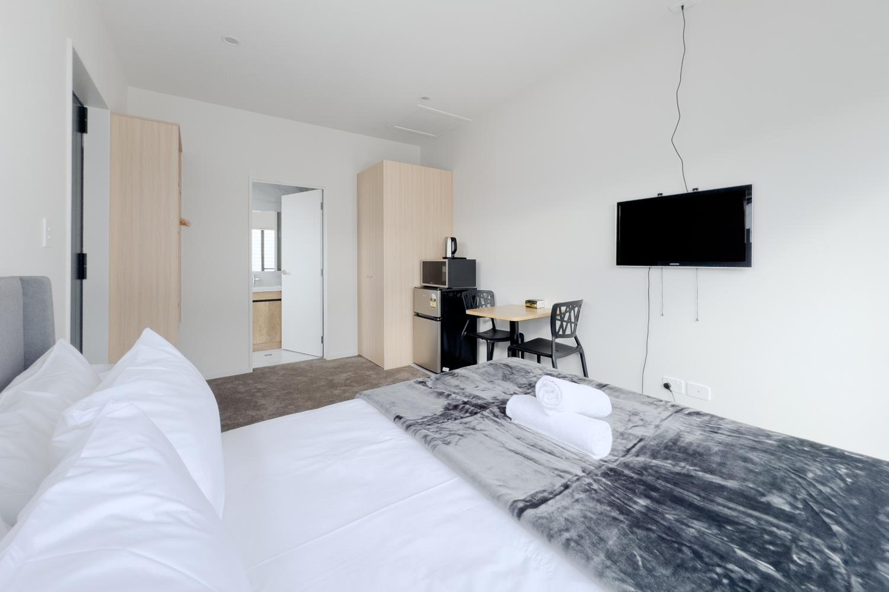 Cozy One-Bedroom Getaway in Takanini view 5