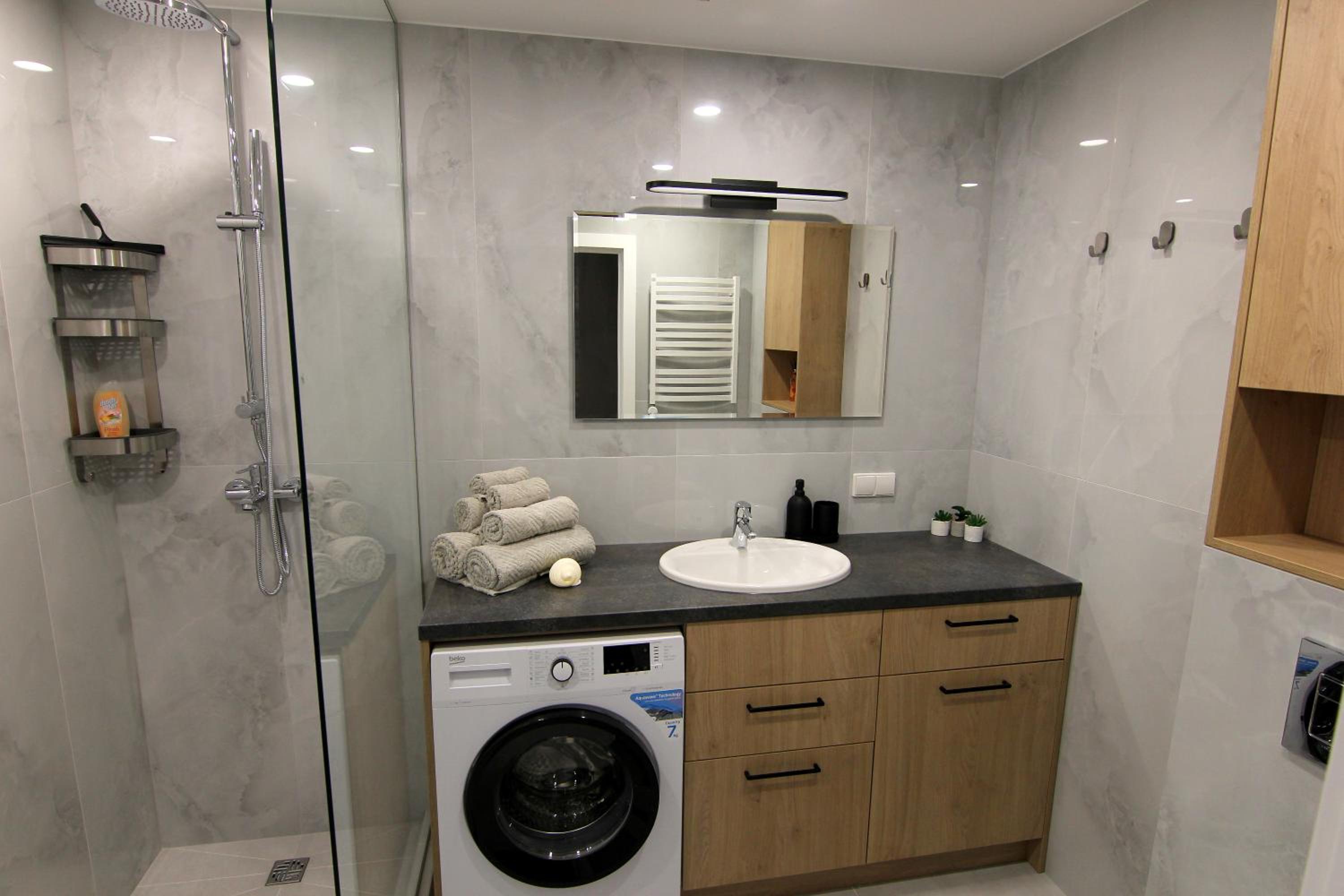 Warmzy Home - Modern 2 Rooms Apartment With Free Parking view 5