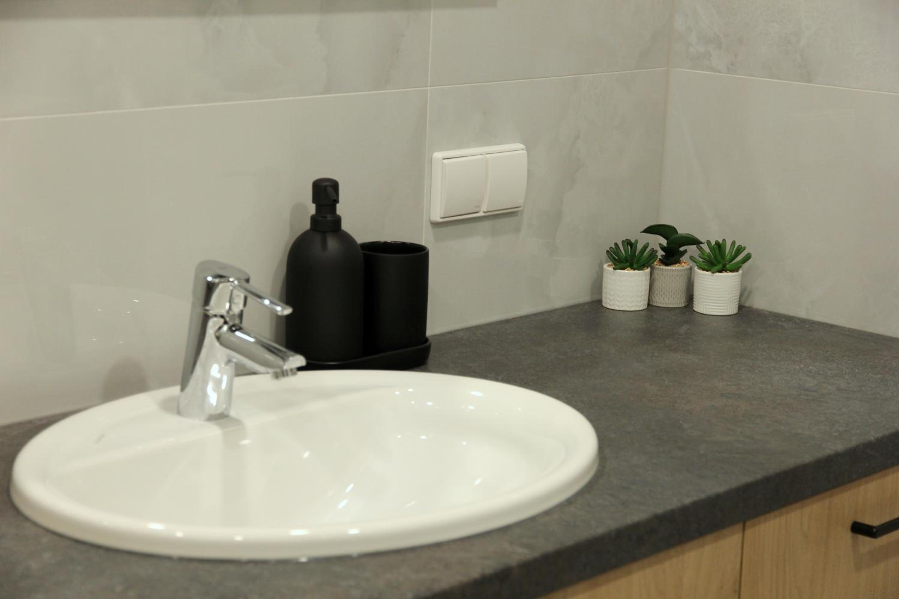 Warmzy Home - Modern 2 Rooms Apartment With Free Parking view 4
