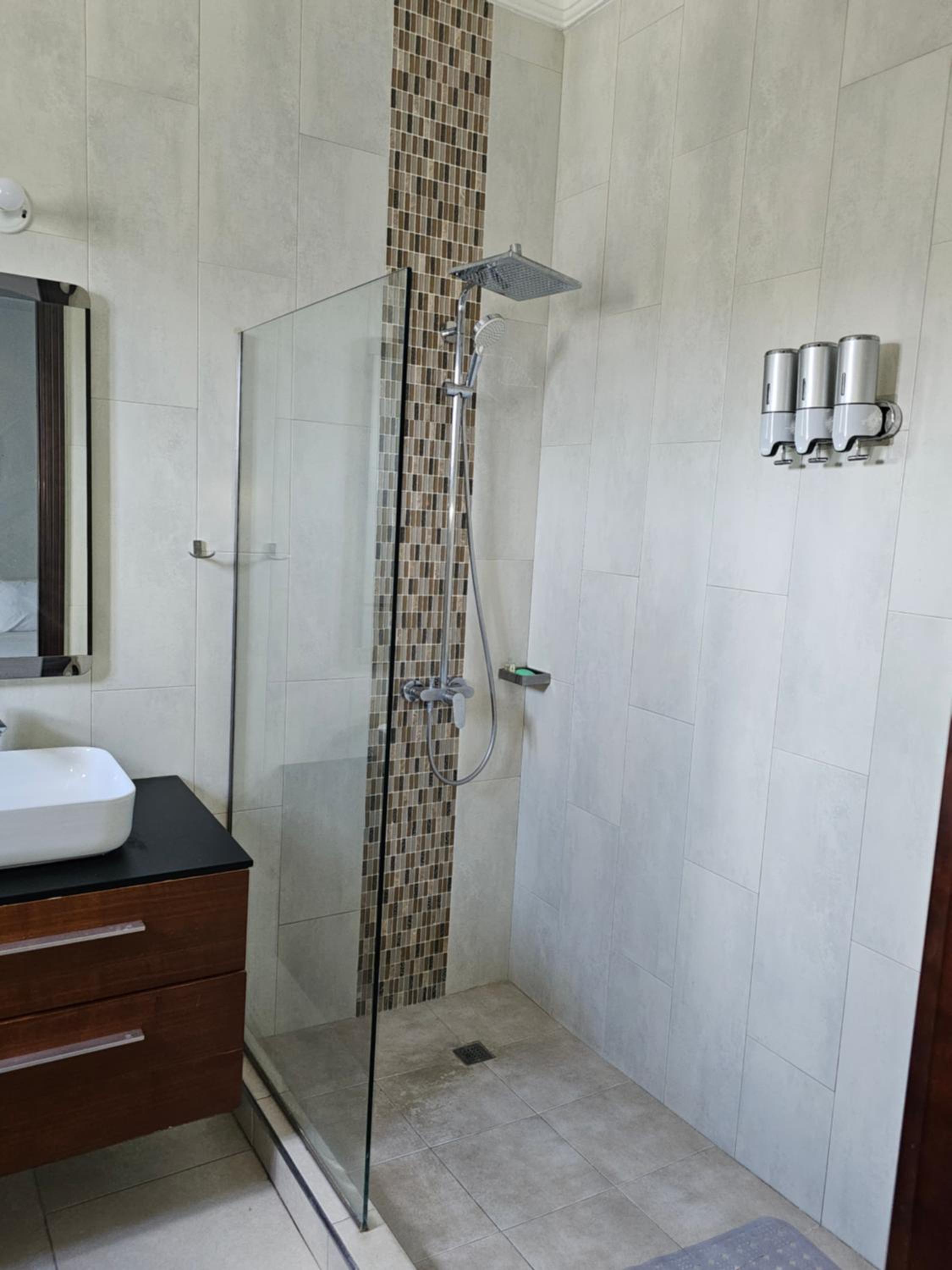 AC Hotel Neighbors Luxury 1 Bedroom Uptown Kingston Apartment view 5