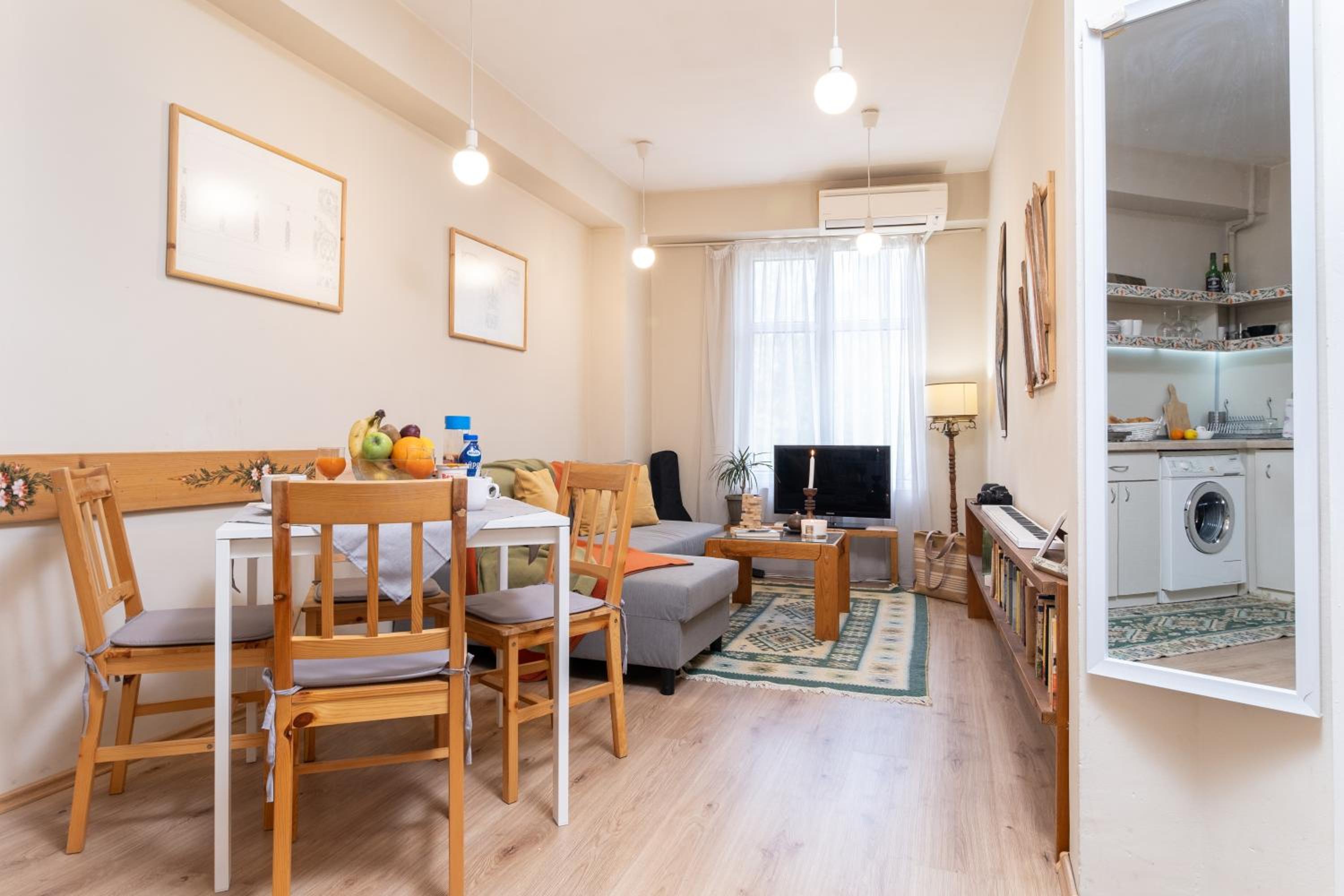 Chic Urban Getaway in City Center by Flat Mаnager