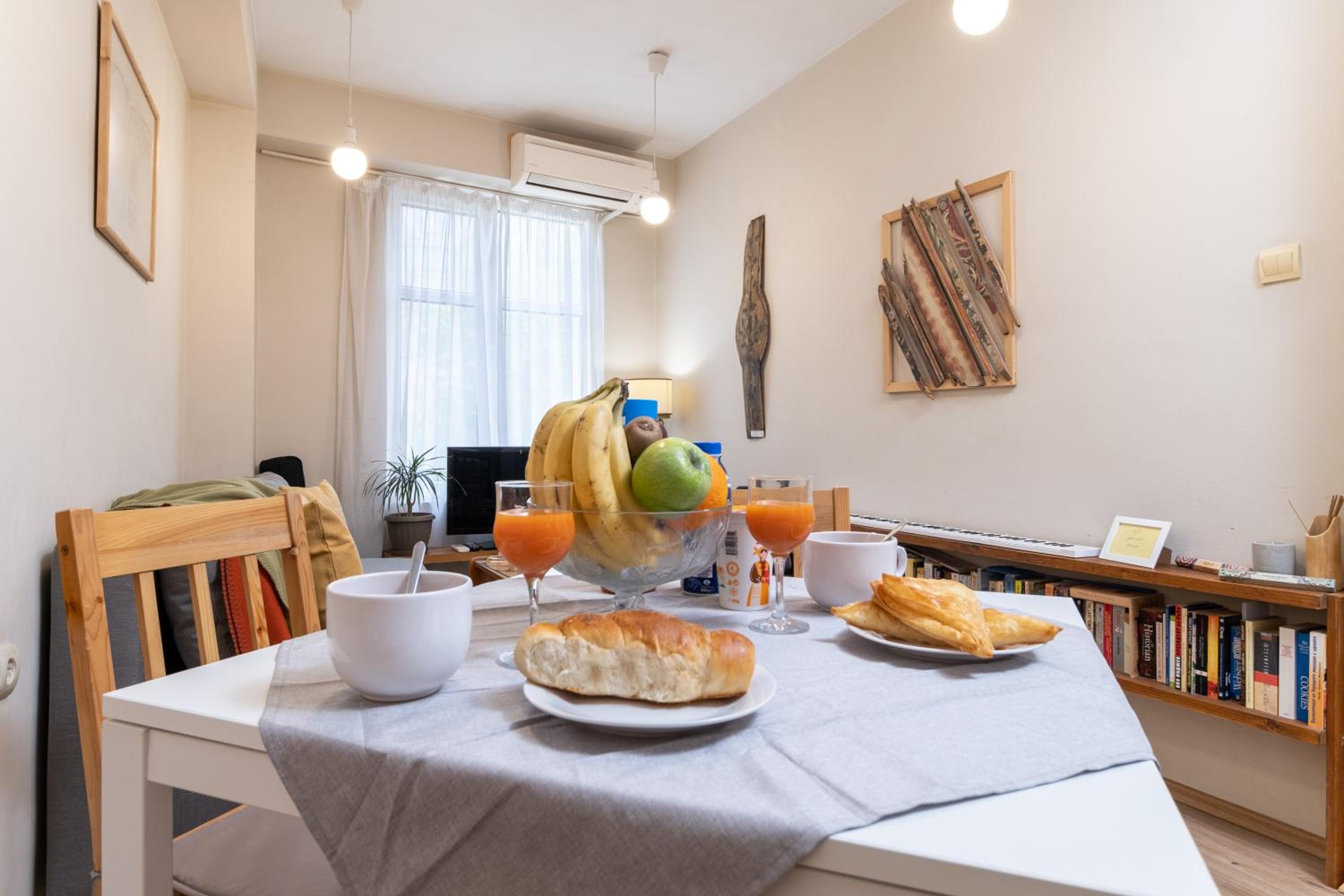 Chic Urban Getaway in City Center by Flat Mаnager