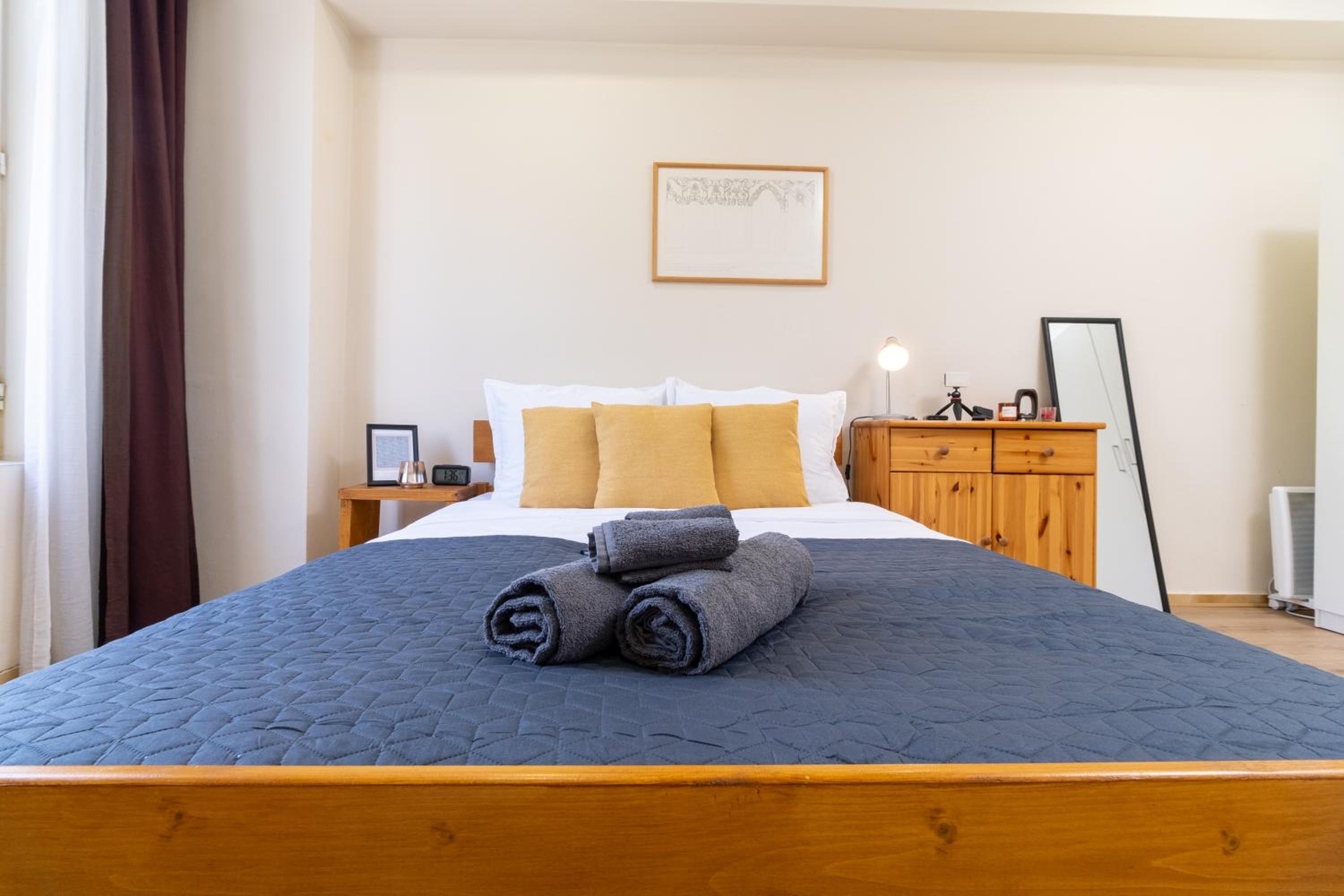 Chic Urban Getaway in City Center by Flat Mаnager