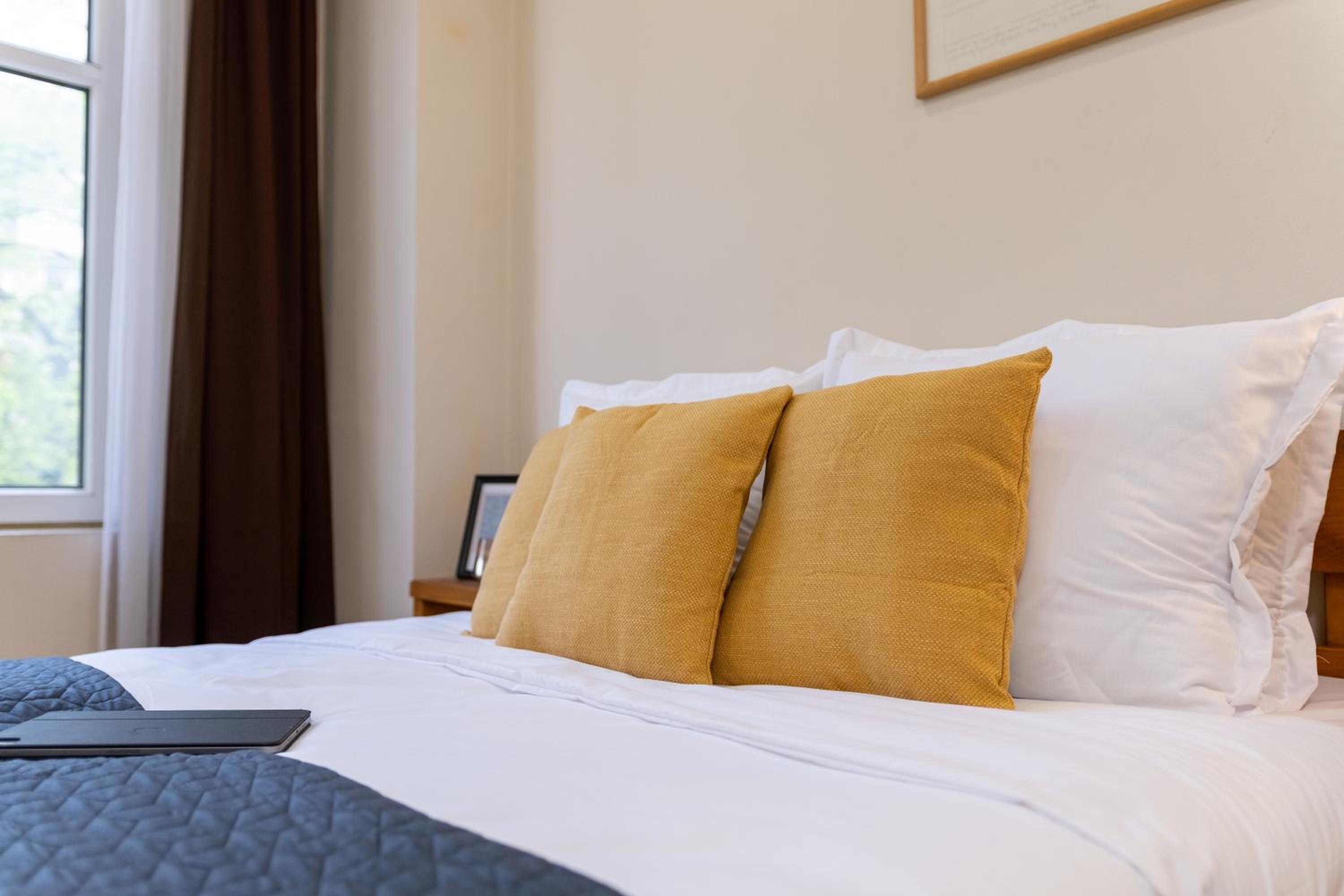 Chic Urban Getaway in City Center by Flat Mаnager