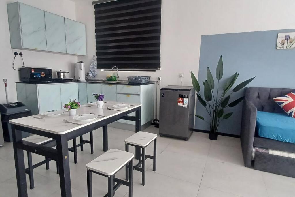 Aesthetic Urban Suite With Infinite Pool & Gym photo 3