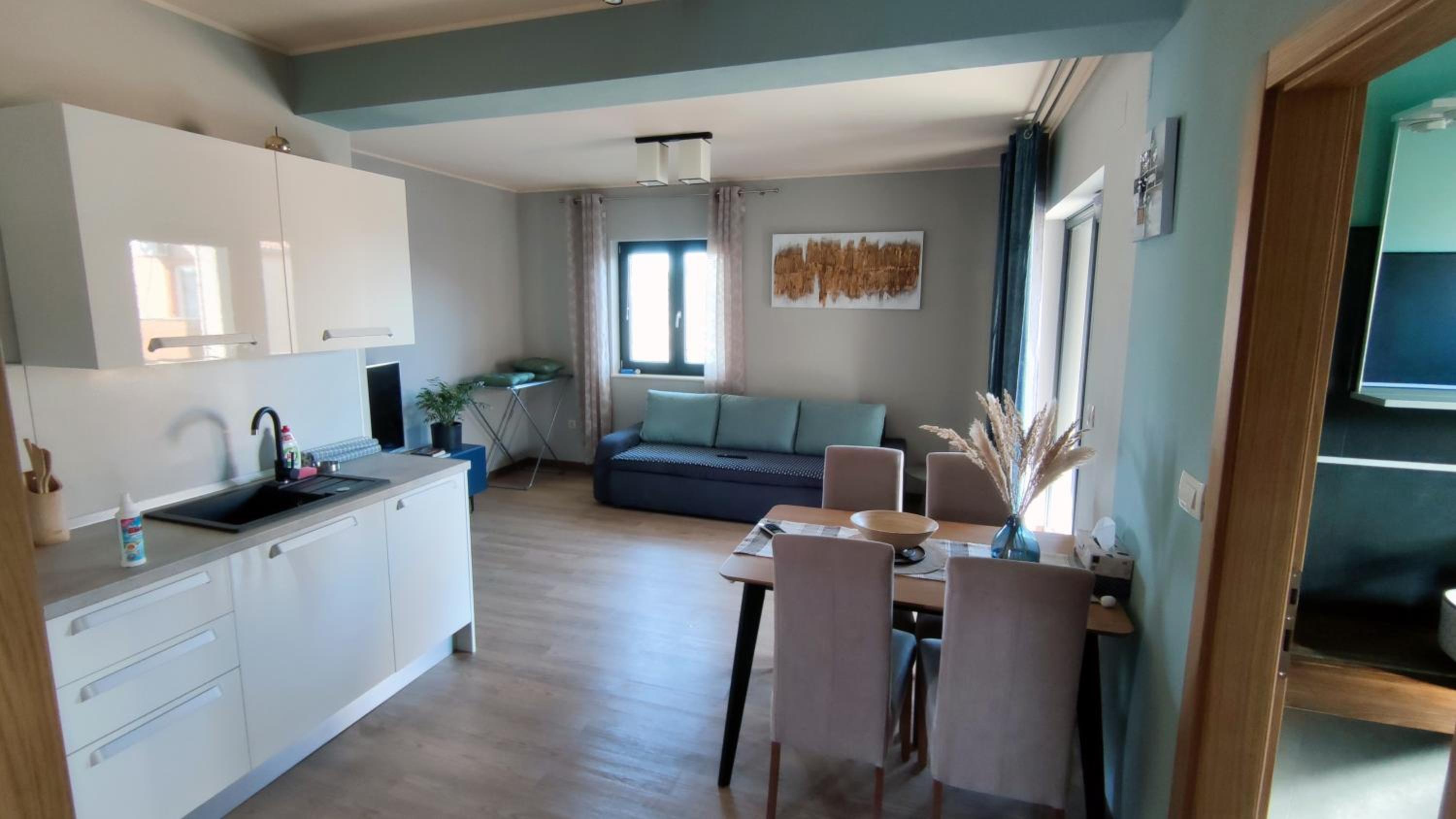Spacious modern apartment photo 5